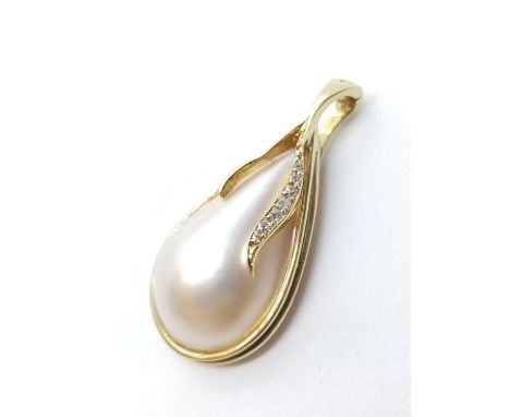 Tear Drop Pearl and 14ct Diamond PENDANT.  5.9g  3.5cm 