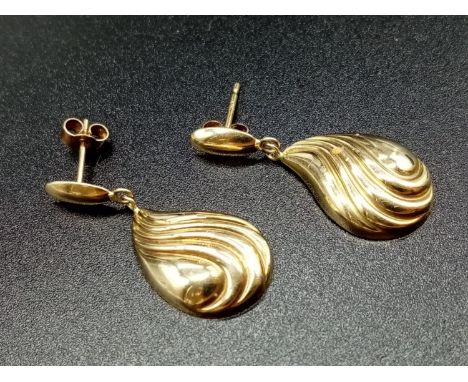 Vintage 9ct Gold EARRINGS in a shell shape.  1.2g   2.8cm drop. 