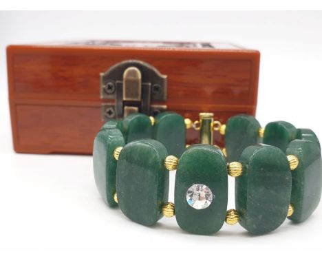 A beautiful articulate jade bracelet in a presentation box. Bracelet length: 20 cm, width: 2 cm. 