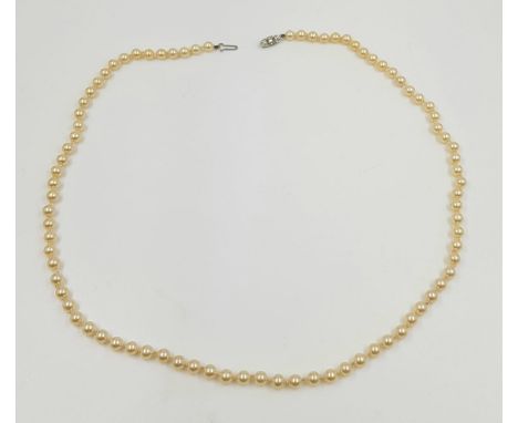 A beautiful vintage Pompodour, peur necklace. 68cm long. 