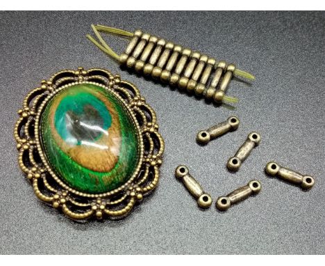A Vintage Peacock Feather Pendant. 