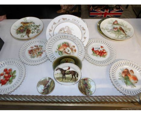 A mixed lot of collector's plates