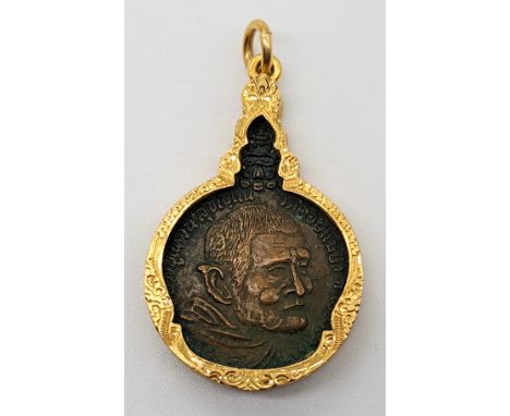 A 19th century Siamese or Thai Buddhist Amulet, mounted with high carat gold, H.4.5cm W.2.5cm