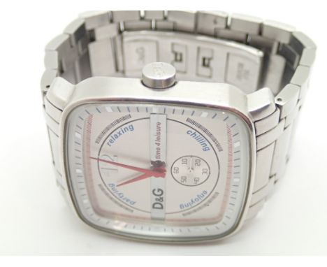 Gents fashion wristwatch on a stainless steel strap CONDITION REPORT: This item is working at lotting.