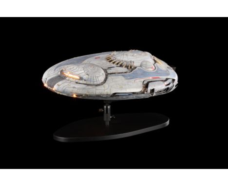 LOST IN SPACE (1998) - Light-up Jupiter 2 Model MiniatureA light-up Jupiter 2 model miniature from Stephen Hopkins' sci-fi ac