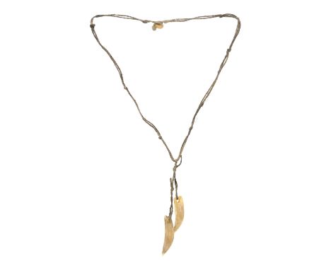 GLADIATOR (2000) - Maximus Decimus Meridius' (Russell Crowe) Wolf Tooth NecklaceMaximus Decimus Meridius' (Russell Crowe) wol
