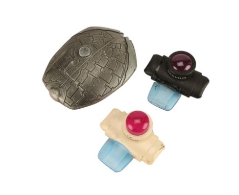 MINORITY REPORT (2002) - John Anderton's (Tom Cruise) Hero Inhalers and a Precrime SpyderTwo hero inhalers and a Precrime spy