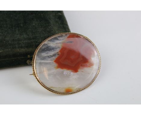 A vintage agate brooch mounted on yellow metal. 