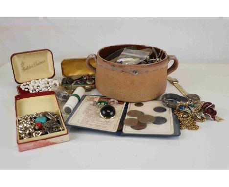 A collection of mainly vintage costume jewelley. 