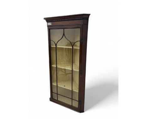 Early 20th century Georgian design mahogany wall-mounted corner display cabinet, projecting cornice with dentil frieze over a