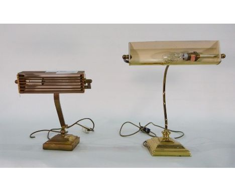 Vintage-style brass desk lamp&nbsp;with articulated arms and&nbsp;a modern brass-coloured metal desk lamp (2)&nbsp;
