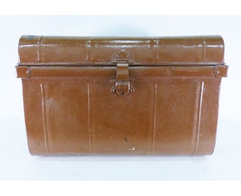 Vintage tin trunk, 64cm wide x 44cm deep x 44cm high&nbsp;
