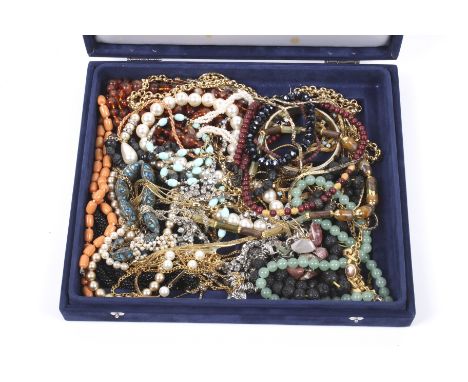 An assortment of ladies vintage jewellery contained within a blue velvet box. Including a jade necklace, imitation pearls, ca