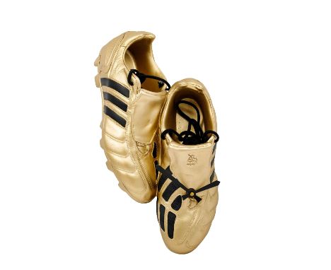 FUSSBALL - Wanduhr Gold, plastische Ausarbeitung von Stollen Fußballschuhen, in Masse gegossen, Uhrzeiger am linken Schuh ang