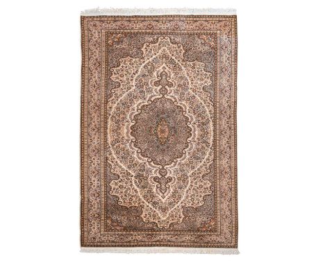 Orientteppich. KAYSERI, 20. Jh., 292x197 cm. Beigefarbener, floral gemusterter  Medaillonteppich mit olivgrünem Zentralmedail
