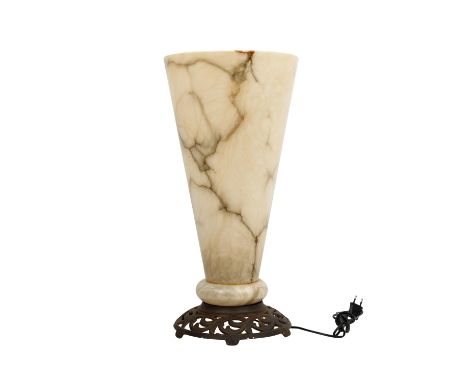 BODENLAMPE, 20. Jh., über einem bronziertem Metallfuß stehender Lampenschirm aus Alabaster. HxD: 61/30 cm. Alters- und Gebrau
