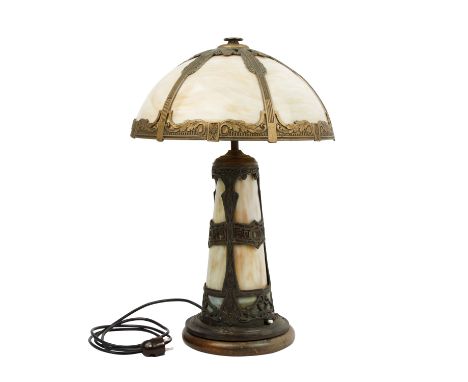 TISCHLAMPE IN DER ART BRADLEY &amp; HUBBARD MANUFACTURING COMPANY, 1920er-30er Jahre, auf Holzbasis gefuster gusseiserner Sta