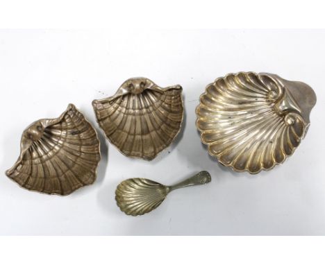 Victorian silver shell shaped dish, London 1892, 12 x 10cm, together with a pair of smaller silver shell dishes by Deakin &am