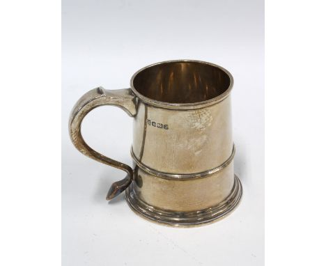 Silver tankard of traditional form, Sheffield 1990, 11.5cm 