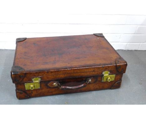 Vintage brown leather suitcase with brass clasps, 62 x 19 x 42cm 