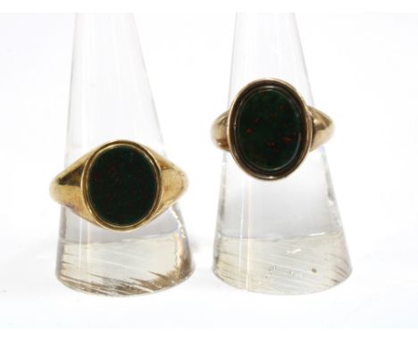 Gents 9ct gold signet ring with an oval agat plaque together with another on an unmarked yellow band (2) 