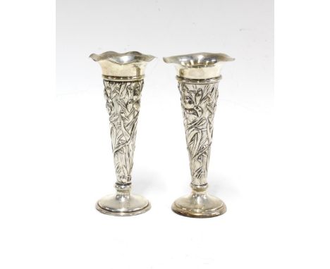 A pair of Art Nouveau silver vases by William Comyns, London 1906, 13.5cm (2) 