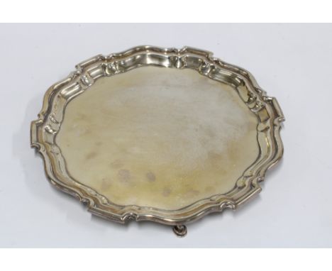 George V silver salver, circular with pie crust border and three hoof feet, Mappin &amp; Webb, Sheffield 1921, 30cm 