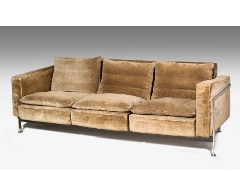 (Schweiz 1931)Sofa "RH 302" , 3-Plätzer. Entwurf: 1954–1956 für De Sede. Verchromter Stahl, Holz, Polsterung mit bräunlichem 