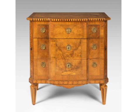 Louis XVI-Stil 20. Jh. In der Art Christoph Hopfengärtner. Nussbaum, Ahorn, Wurzelholz. Dreischübiger Korpus auf konischen Be