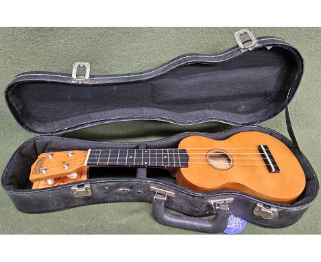 Cased vintage Mahalo 'U50' Ukelele. Approx. 53cms
reasonable used condition