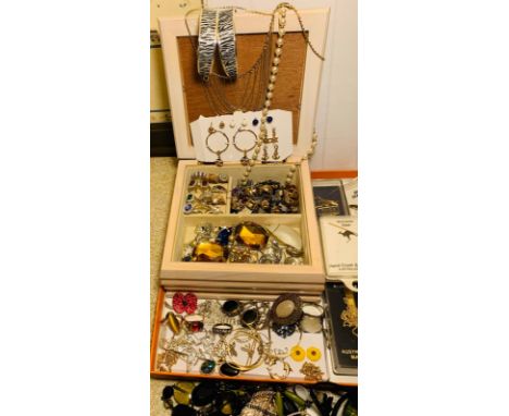 ASSORTMENT OF COSTUME JEWELLERY, AVON AND OTHERS, INCLUDING RINGS, EARRINGS, NECKLACES, ETC; SOUVENIRS FROM AUSTRALIA; LIGHTE