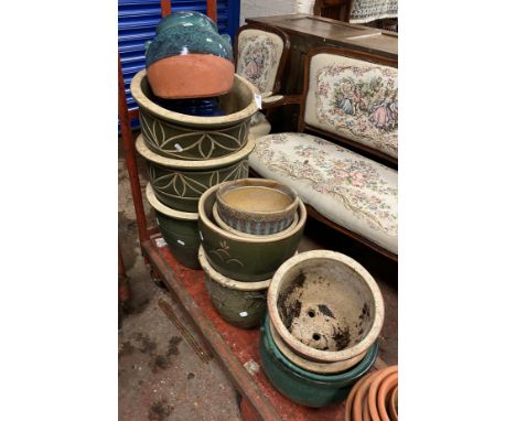 LARGE COLLECTION OF CERAMIC POTS