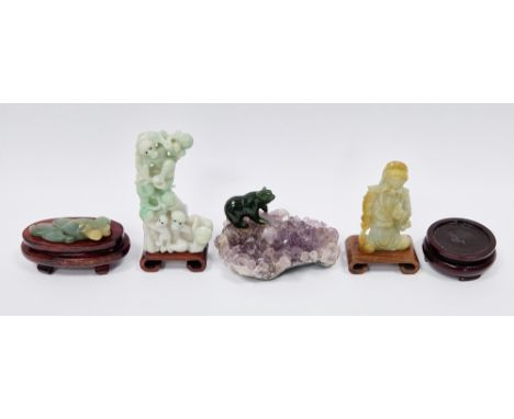 Small green spinach jade carving of a bear&nbsp;applied to amethyst crystal base, 9cm wide overall, a Chinese carved jade mod