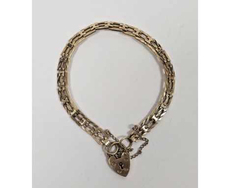9ct gold facet cut gate pattern bracelet with 9ct gold heart shaped padlock clasp and safety chain, 8.5g approx.
