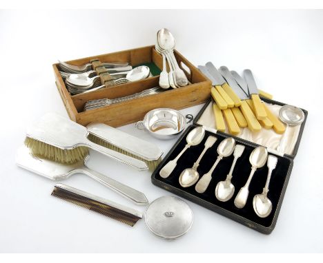 λ A mixed lot, comprising silver items: a small two-handled quaich, Birmingham 1959, six Victorian Fiddle and Thread pattern 