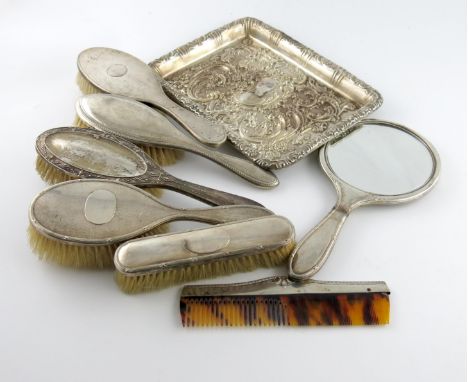 λ A mixed lot of silver items, various dates and maker's, comprising: an Edwardian pin tray, Chester 1902, rectangular form, 