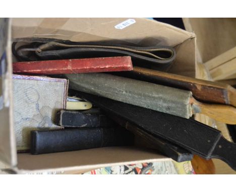 QUANTITY OF VINTAGE RAZORS AND LEATHER STROPS