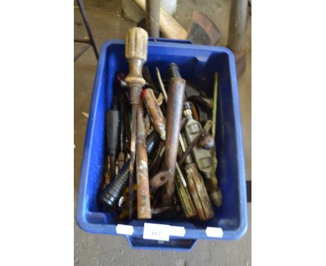 BOX OF MIXED HAND TOOLS