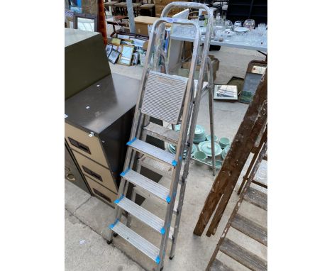 A FOUR RUNG BELDRAY ALUMINIUM STEP LADDER AND A FURTHER FOUR RUNG ALUMINIUM STEP LADDER 
