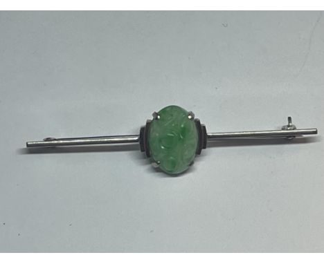 A 9 CARAT WHITE GOLD BROOCH WITH A CENTRE JADE STONE GROSS WEIGHT 3.7 GRAMS IN A PRESENTATION BOX 