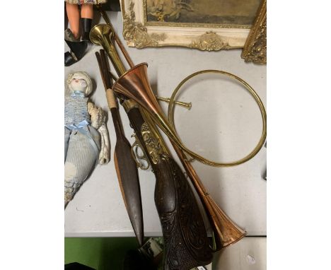 A WOOD AND BRASS ORNAMENTAL GUN, COPPER COACHING HORN, COPPER AND BRASS HUNTING HORN, WOODEN SPEARS, ETC 