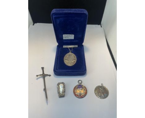 FIVE MARKED SILVER ITEMS TO INCLUDE A DAGGER BROOCH, MEDAL, ST CHRISTOPHER, CLIP AND A BOXED SILVER JUBILEE PENDANT 