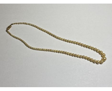 A GRADUATED CULTURED PEARL NECKLACE WITH 9CT YELLOW GOLD CLASP 