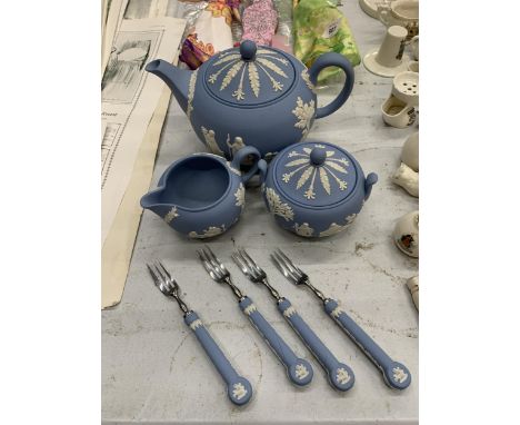 A QUANTITY OF WEDGWOOD JASPERWARE TO INCLUDE A TEAPOT, SUGAR BOWL, CREAM JUG AND CAKE FORKS 