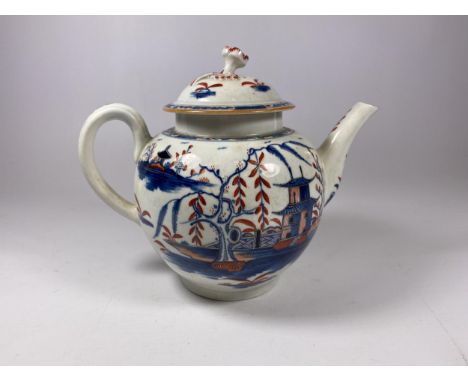 A LATE 18TH CENTURY WORCESTER IMARI TEAPOT &amp; COVER, CRESCENT MOON MARK TO BASE, CHIP TO SPOUT, HEIGHT 14CM 