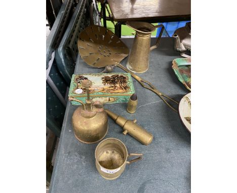 A QUANTITY OF VINTAGE BRASS ITEMS TO INCLUDE AN OIL CAN, A SKILLET, SMALL TANKARD, JUG PLUS A TRANSFER PRINTED BOX WITH QUILT