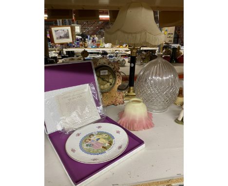 A MIXED GROUP OF ITEMS TO INLCUDE POTTERY MANTLE CLOCK, LAMP, CUT GLASS SHADE ETC 