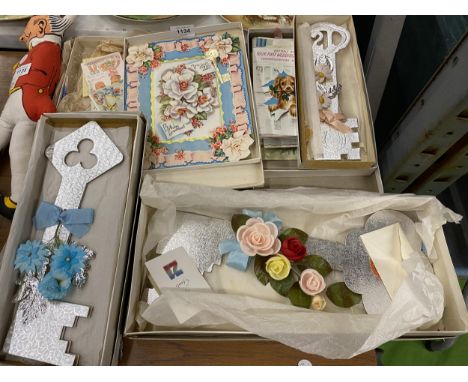 A GROUP OF VINTAGE CARDS AND FURTHER ACCESSORIES 