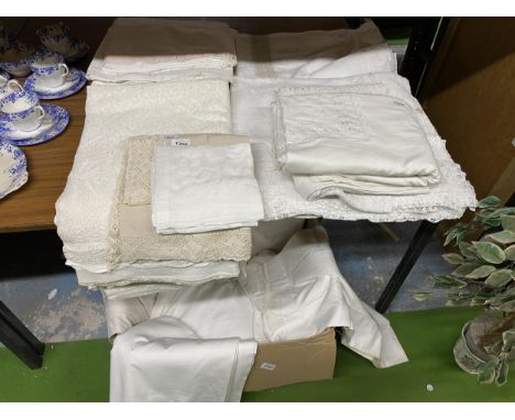 A COLLECTION OF VINTAGE EMROIDERY AND LINEN 