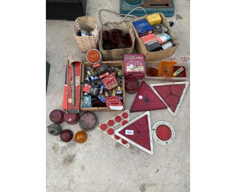 A LARGE ASSORTMENT OF VINTAGE AUTOMOBILE SPARES TO INCLUDE REFLECTORS, LIGHT COVERS AND BULBS ETC 